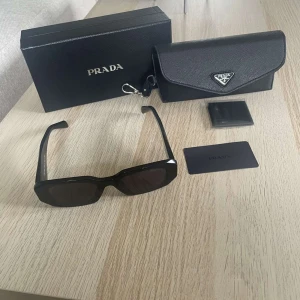 Prada Solglasögon  - Säljer nu dessa sprillans nya solglasögon från Prada. Dem passade ej min stil så bra så tänker att dessa godingar ska få en ny ägare! Skriv vid minsta fråga.