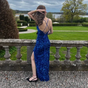 Balklänning🤍 - Säljer min fina balklänning, den e köpt på lulu’s dress för 1850 , den är endast använd 1 dag i 4 timmar. 