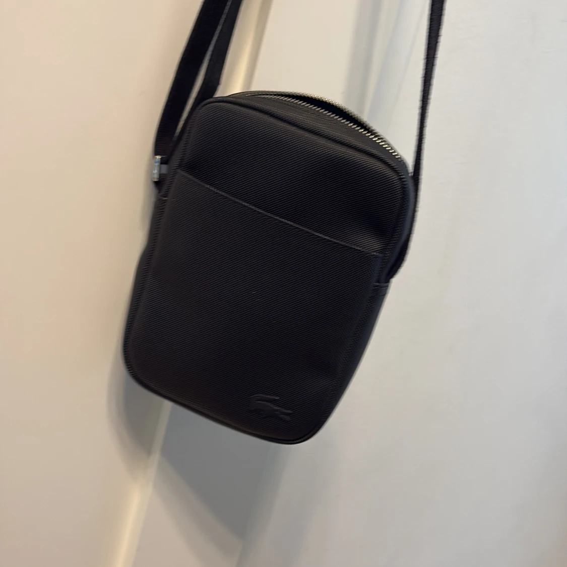 Svart axelväska från Lacoste - 1