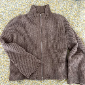 Beige stickad kofta med dragkedja - Stickad ziptröja med dragkedja från lager 157 i storlek S, nypris 200kr 