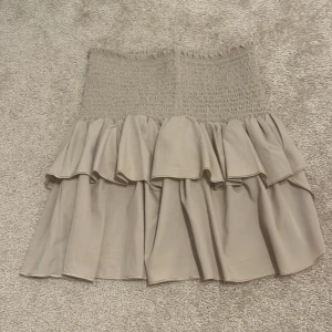 Beige volangkjol från Neo Noir - Supersöt sandfärgad kjol från Neo Noir med dubbla volanglager. Kjolen har använts ett par få gånger och är storlek XS/S💓