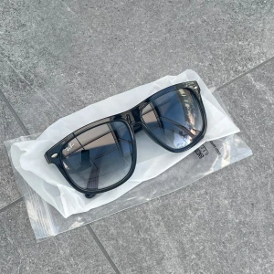 Rayban Boyfriend - Säljer dessa helt nya Rayban boyfriend (lt 0rg1nal) | färg svart, storleken tror jag är 60 men går även att jämföra med bilden | Ingår tyvärr inget fodral 👎 | Vid några funderingar tveka it att dma | Pris går att diskutera vid snabb affär 