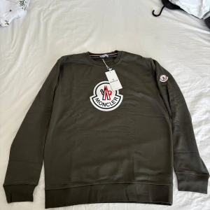 Moncler tröja - Storlek Large. Aldrig använd