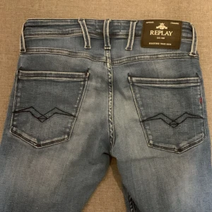 Replay Anbass jeans - Tja! Säljer ett par ass feta replay anbass jeans, Jeansen är nästan helt oanvända Nypris ligger på 1200kr,Säljer pga att dom blivit för små W28 L30