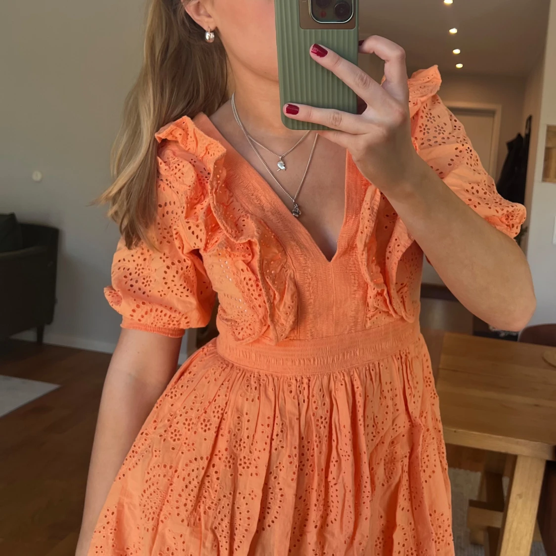 Orange klänning volang