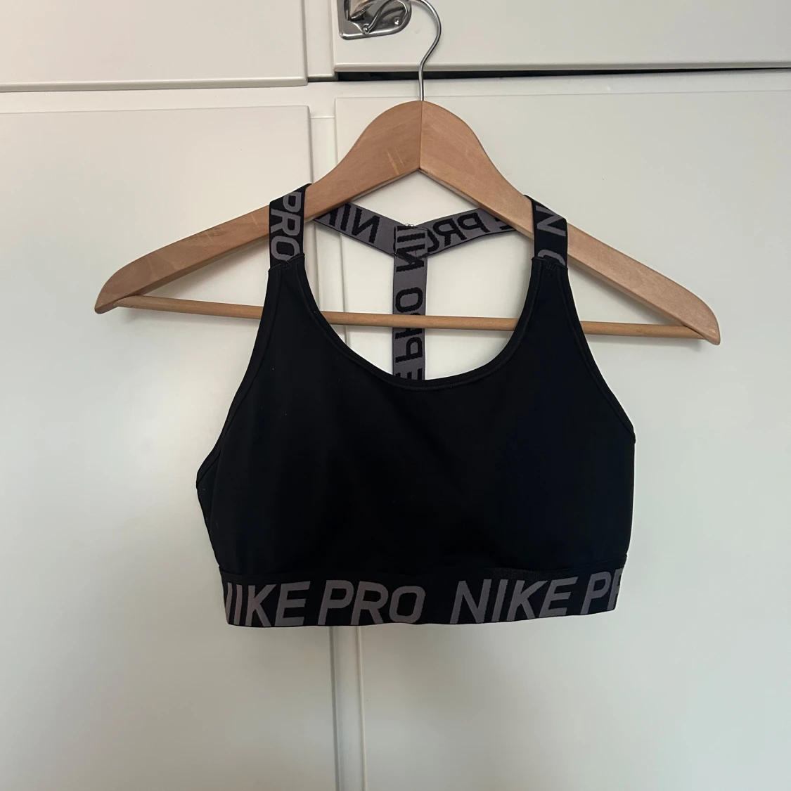 Svart sport-bh från Nike Pro