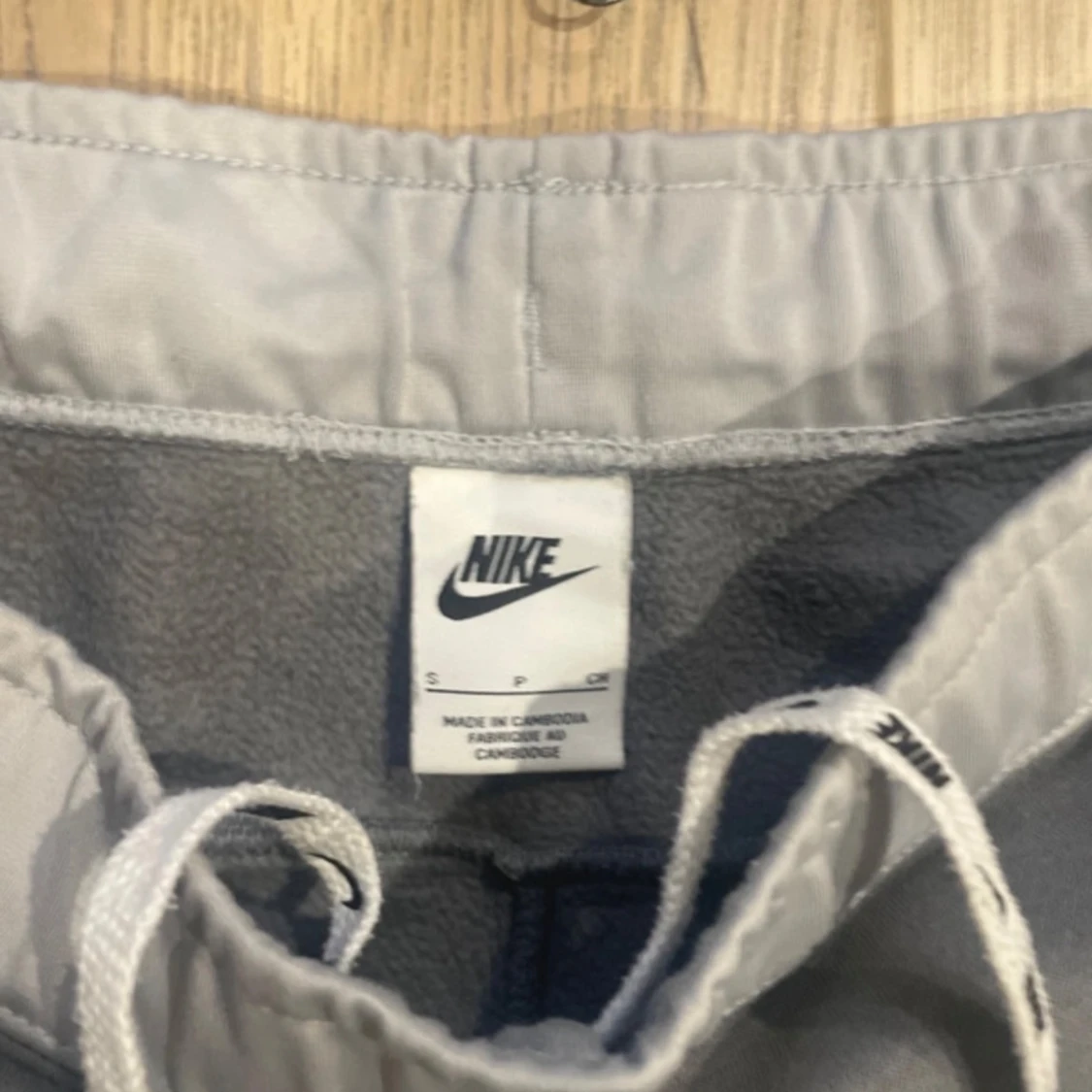 Grå tracksuit från Nike med vita detaljer - 3