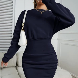 Mörk blå långärmad tight klänning - Snygg mörkblå klänning med lång ärm och tight passform. Klänningen har rund halsringning och markerad midja, vilket ger en smickrande siluett. Perfekt för dig som gillar stilrena och enkla plagg med en modern touch.