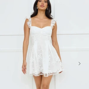 Vit studentklänning  - Helt ny studentklänning från Hello Molly! Säljer pga för liten för mig❤️Helt slutsåld på hemsidan och köpt för 1200 inkl frakt 