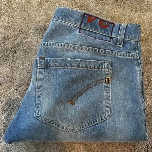 Blå jeans från dondup - Skick: 10/10 - sköna design slitningar som är lappade Storlek: 34- Längd:95cm Midja:42cm ben:16cm - Nypris: 4000 kr+