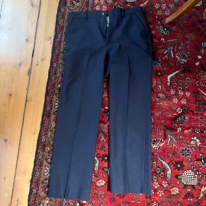 Snygga kostymbyxor - Säljer ett par klassiskt raka kostymbyxor. Står tyvärr ingen storlek men skulle uppskatta ungefär 29.