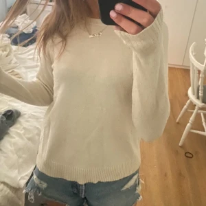 Stickad tröja - Söt stickad tröja! Lite nopprig på armarna men annars bra skick💕