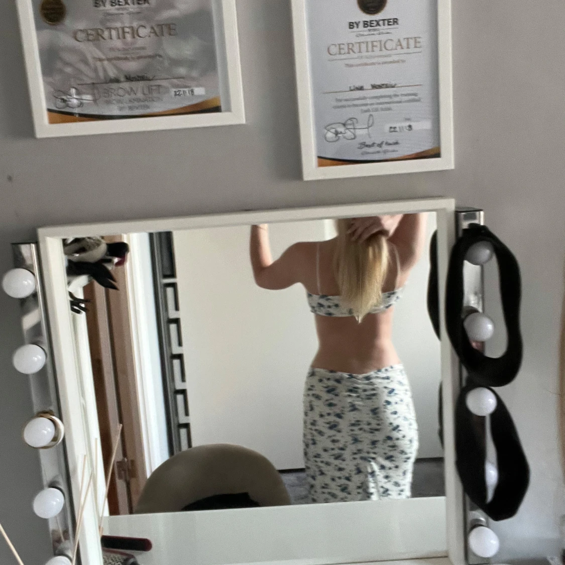 Vit långklänning med blå blommor - 2