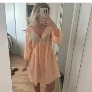 Klänning - Aprikos sommarklänning/strandklänning från H&M. Perfekt till midsommar💞