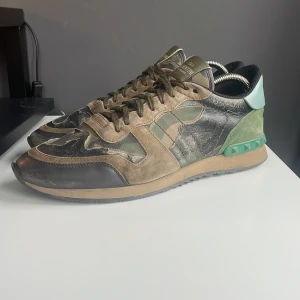 Valentino Rockrunner - Säljer ett par Valentino Rockrunner. Skorna är i strl 42,5. Dem har tecken på användning och lite slitage men inget man märker vid användning och märker bara vid noga koll. ENDAST SKOR FÖLJER MED. Hör av dig vid mer frågor!