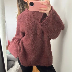 Mysig vinröd stickad tröja - Säljer en oversized, fluffig vinröd stickad tröja med lång ärm och rund hals. 