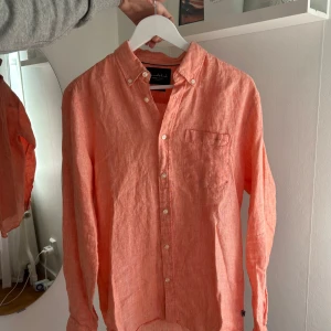Korallfärgad linneskjorta från Broadcield - Säljer en snygg korallfärgad linne skjorta från Bondelid i linne. Perfekt nu inför sommaren. Skriv för fler bilder✨
