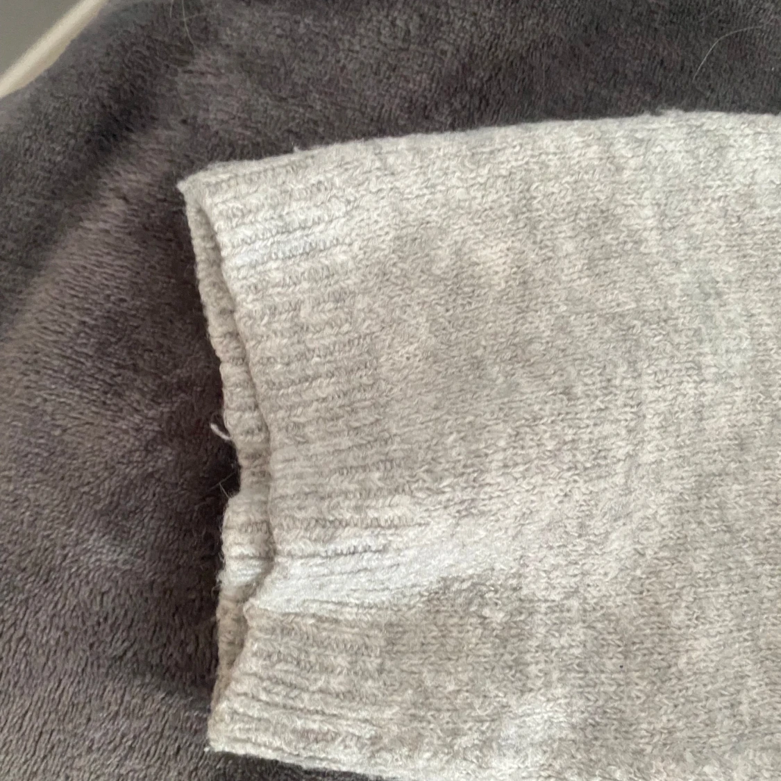 Ljusgrå stickad tröja från 157 - 2