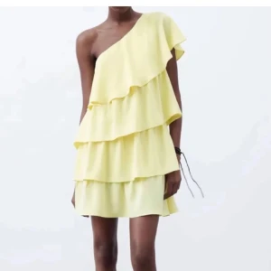 Klänning zara - Säljer den slutsålda klänningen från zara. Den är i mycket bra skick och sitter så fint på. Storlek M men den är mer som en S då den är liten i storlek. 