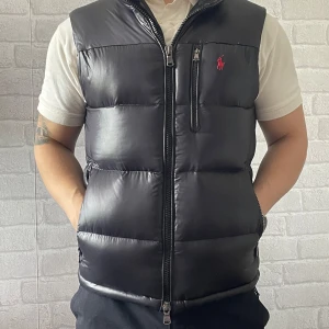 Ralph lauren väst  - Säljer denna feta ralph lauren väst i perfekt skick! Storlek S, passar mig ganska bra som väger 71kg och är 170, skulle lätt passa 175-180