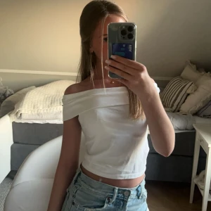 Vit offshoulder croppad topp - Säljer en vit offshoulder croppad topp med korta ärmar. Toppen är från Zara med prislapp på.