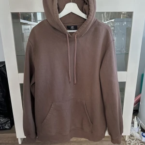 Brun hoodie 🤎 - En brun hoodie i relaxed/oversized passform i storlek L från H&M köpt secondhand (i samma skick), har använts 2 gånger. Finns en fläck vid fickan som inte gick bort i tvätten, den är även lite nopprig men det går att ta bort med nopperborttagare. FÖRST TILL KVARN!🤎(BUNDLERABATT VID KÖP AV FLER ARTIKLAR, KIKA MIN PROFIL!)