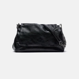 Axelväska zara - Snygg svart axelväska från Zara! Nypris 400kr 