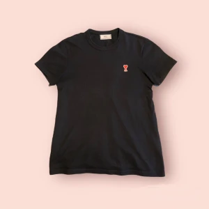 Ami Paris T-shirt  - Hej, säljer en svart T-shirt från ami Paris i storlek S. Skicket är 9/10, i princip helt ny utan defekter. Nypris 1599:- Mitt pris 699:-. Hör av dig vid frågor eller funderingar!🔥