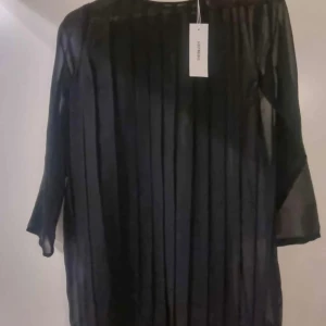Svart transparent överdel helt ny - Säljer en svart transparent överdel från Weekday med raka vertikala ränder och trekvartsärm. 
