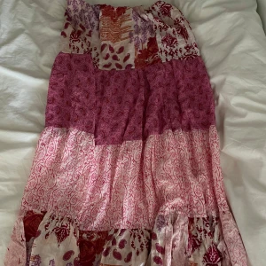 Mönstrad långkjol Zara - Säljer min mönstrade långkjol från Zara i storlek XS. Är använd få gånger och är i mycket bra skick💗