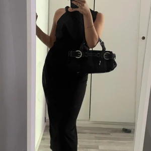 Svart ärmlös långklänning - Såå fin och smickrande svart lång klänning. Klänningen är använd endast en gång och i helt nytt skick!