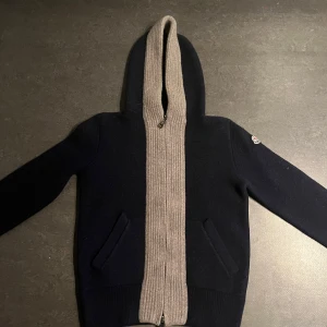 Moncler cardigan dam - Moncler cardigan dam i färgen blå/grå, den är i mycket bra skick. Storlek M.