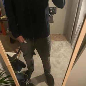 Massimo dutti zip - Tja säljer denna stil rena zip hoodie i storlek S . Den har inga fel på sig elle fläckar så de är bara att höra av sig om funderingar.😄😄