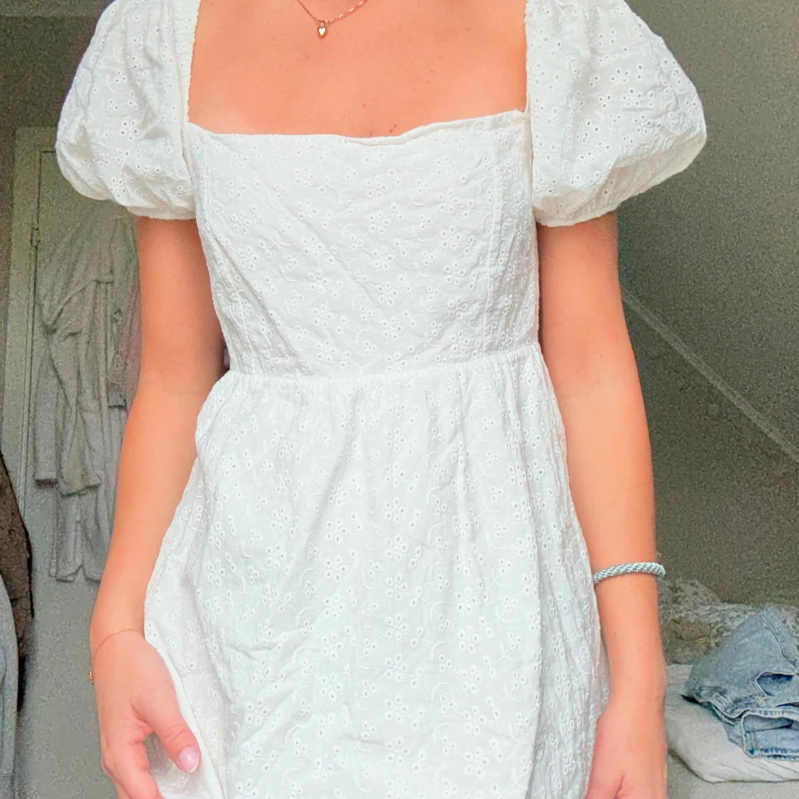 Vit klänning med puffärmar och broderade detaljer - 1