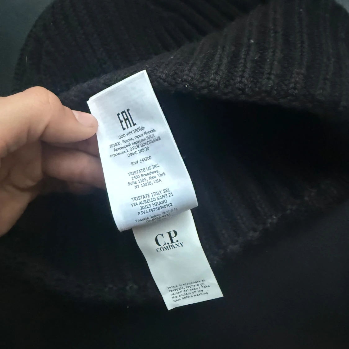 Svart ribbstickad mössa med glasögondetalj från C.P. Company - 4