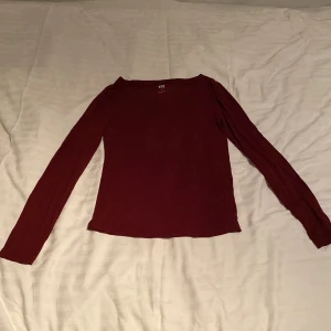 Vinröd långärmad topp från 157 - En enkel och stilren vinröd långärmad topp från 157. Tillverkad i mjukt material med stretch, perfekt för lager-på-lager eller som den är. Rund halsringning och figurnära passform.