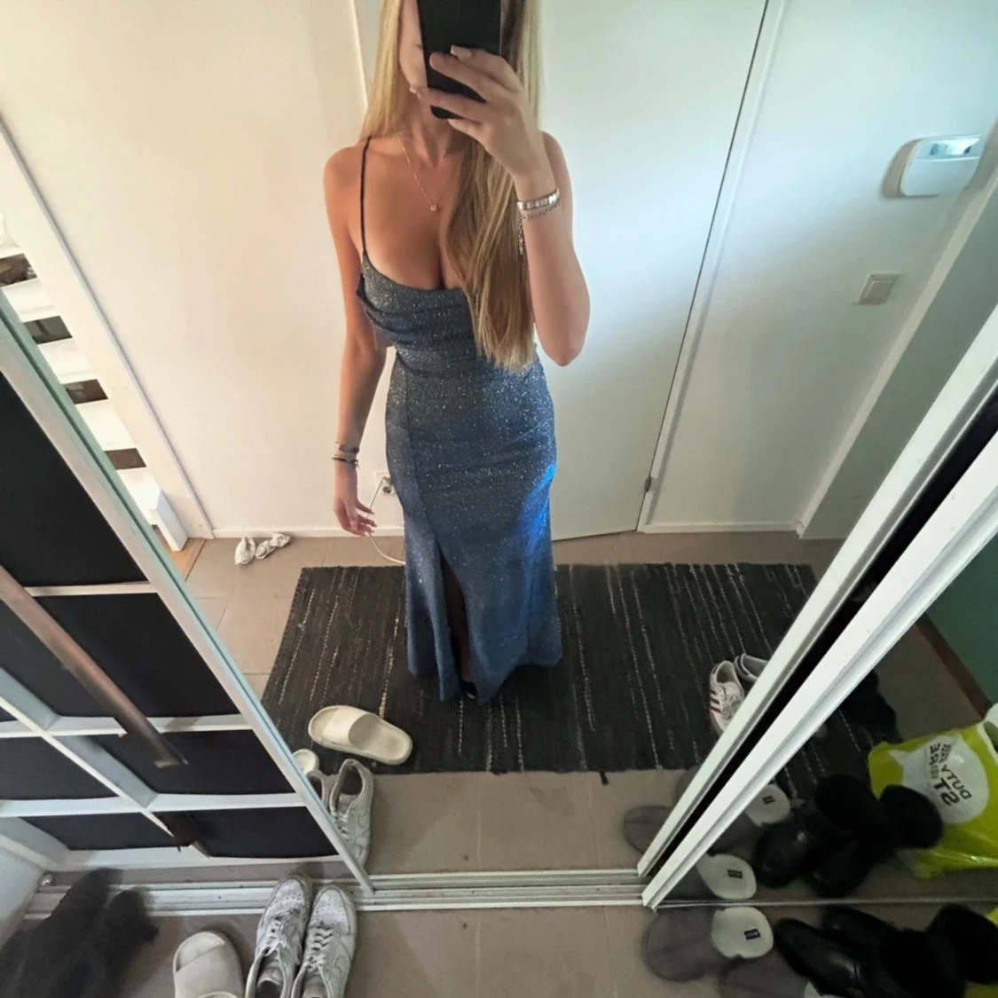 Glittrig blåskiftande långklänning - 1