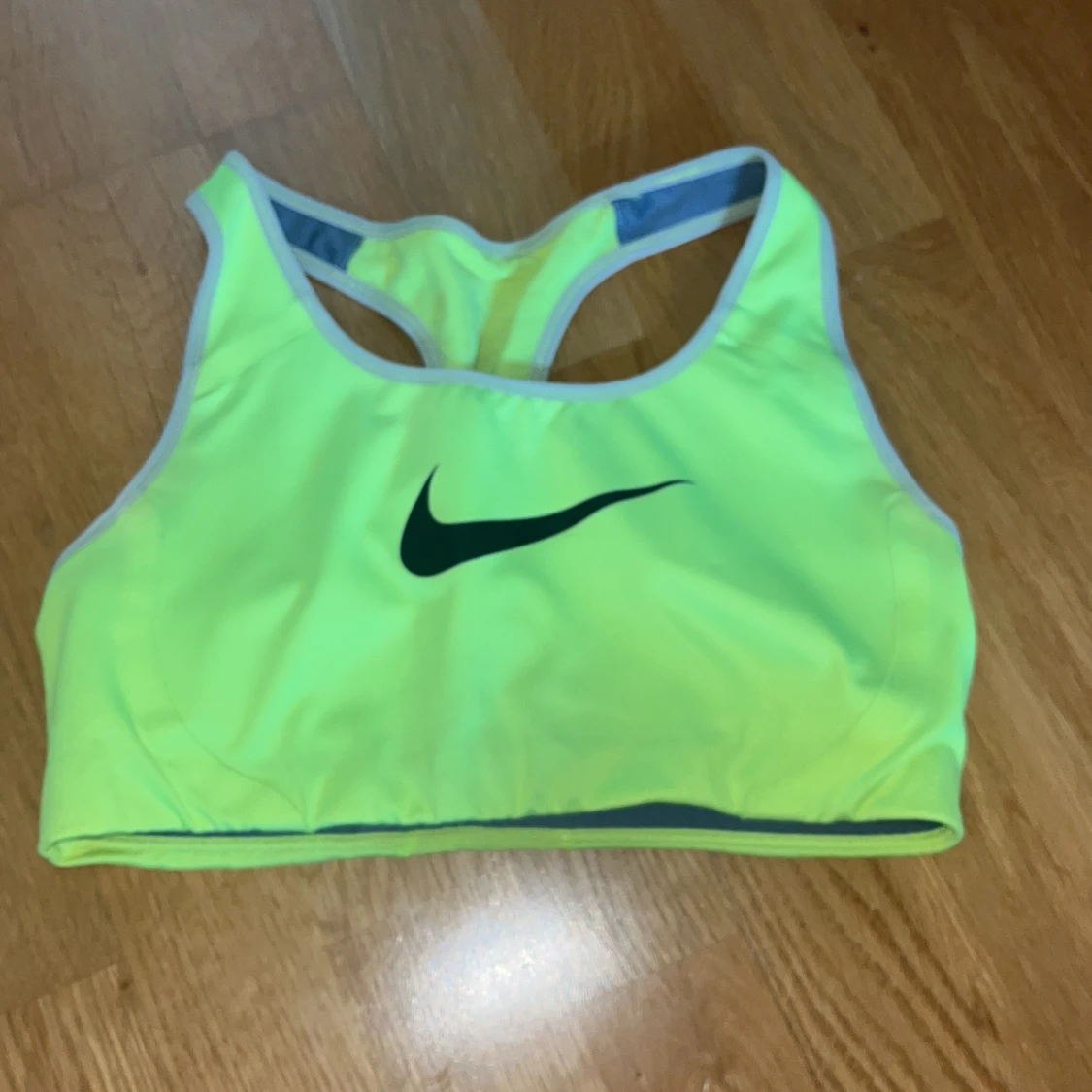 Neongul sport-bh från Nike