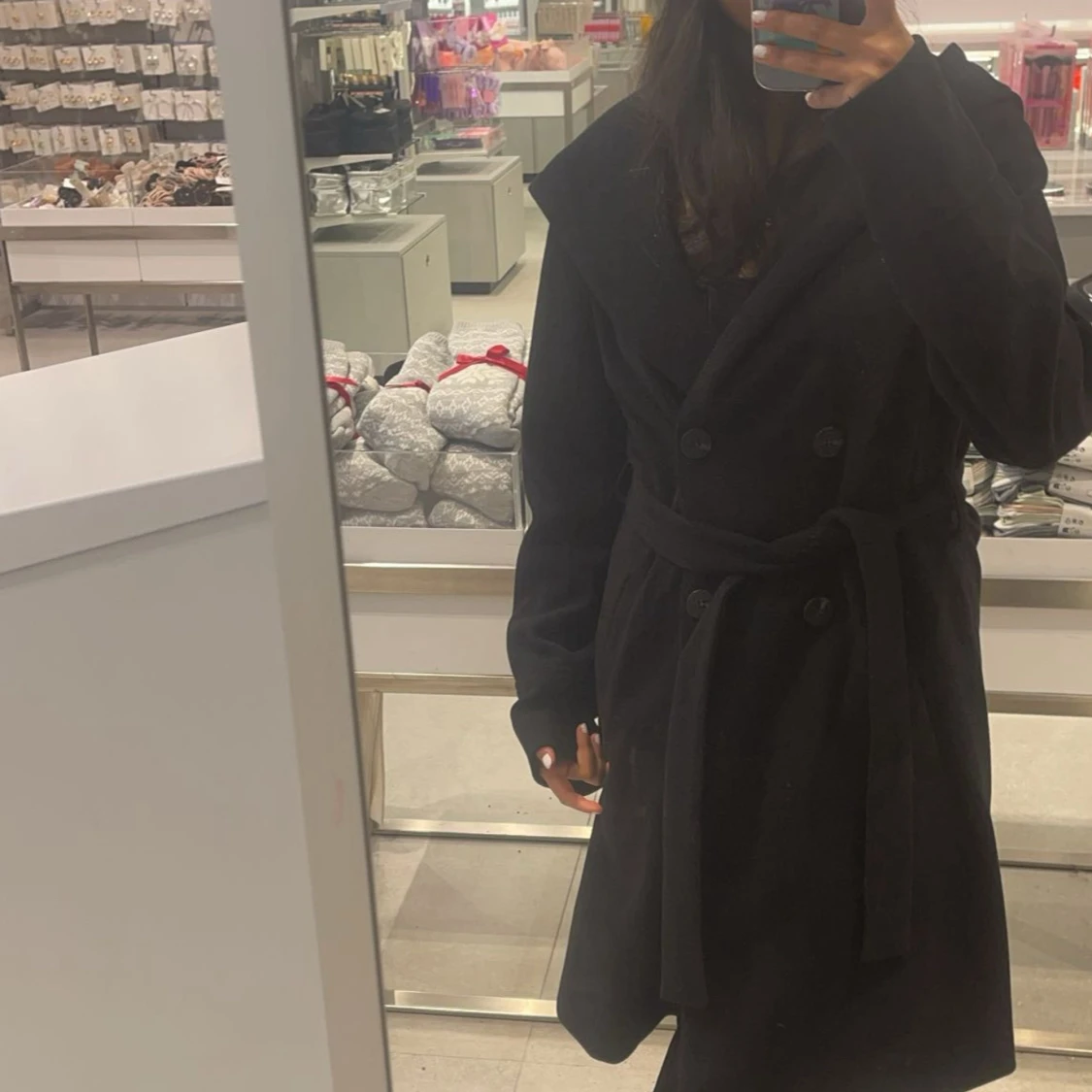 Svart kappa med luva 