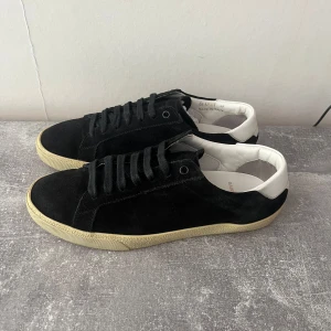 Saint Laurent skor svarta - Saint Laurent skor svarta i mycket bra skick, endast skorna ingår. 