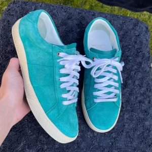 Saint lauren skor turkos - Saint Laurent skor turkos i mycket bra skick, endast skorna ingår. 