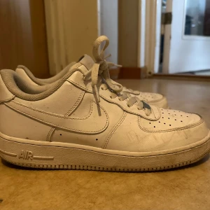 Nike Air Force 1  - Storlek 43, köptes men var för stora.