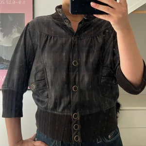 Svart skinnjacka med trekvartsärm  - Super cool skin jacka med trekvarts ärmar 🩷