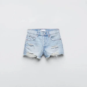 Jeansshorts med slitningar, låg midja - Superfina jeansshorts från Zara med slitningar och låg midja. Säljs inte längre. Endast testade och därav i nyskick