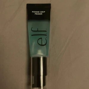 e.l.f. Power Grip Primer - Transparent blå primer från e.l.f. i tub med pump. Ger en klibbig bas för sminket och hjälper till att hålla makeupen på plats längre. Perfekt för att skapa en jämn yta innan foundation.