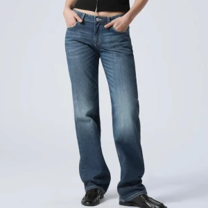 Weekday arrow jeans - Såå snygga raka/straight jeans från weekday i modellen arrow! OBS!! Modellen på bilden är exakt samma jeans, men en annan färg. Så se färg på mina egna bilder 💕💕 Lågmidjade! Asså SÅ snygga! 😍 Storlek 28/34 🙏🏼