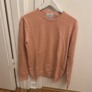 Ljusrosa tröja från Bläck - Säljer en ljusrosa tröja från Bläck i storlek M. Tröjan har rund halsringning och långa ärmar. Perfekt för lager-på-lager och enkel att matcha med olika outfits.