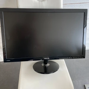 Svart datorskärm från ASUS - Säljer en svart datorskärm från ASUS med HDMI-ingång, skärmen är 60 hertz skärm, pris kan diskuteras vid en snabb affär. 