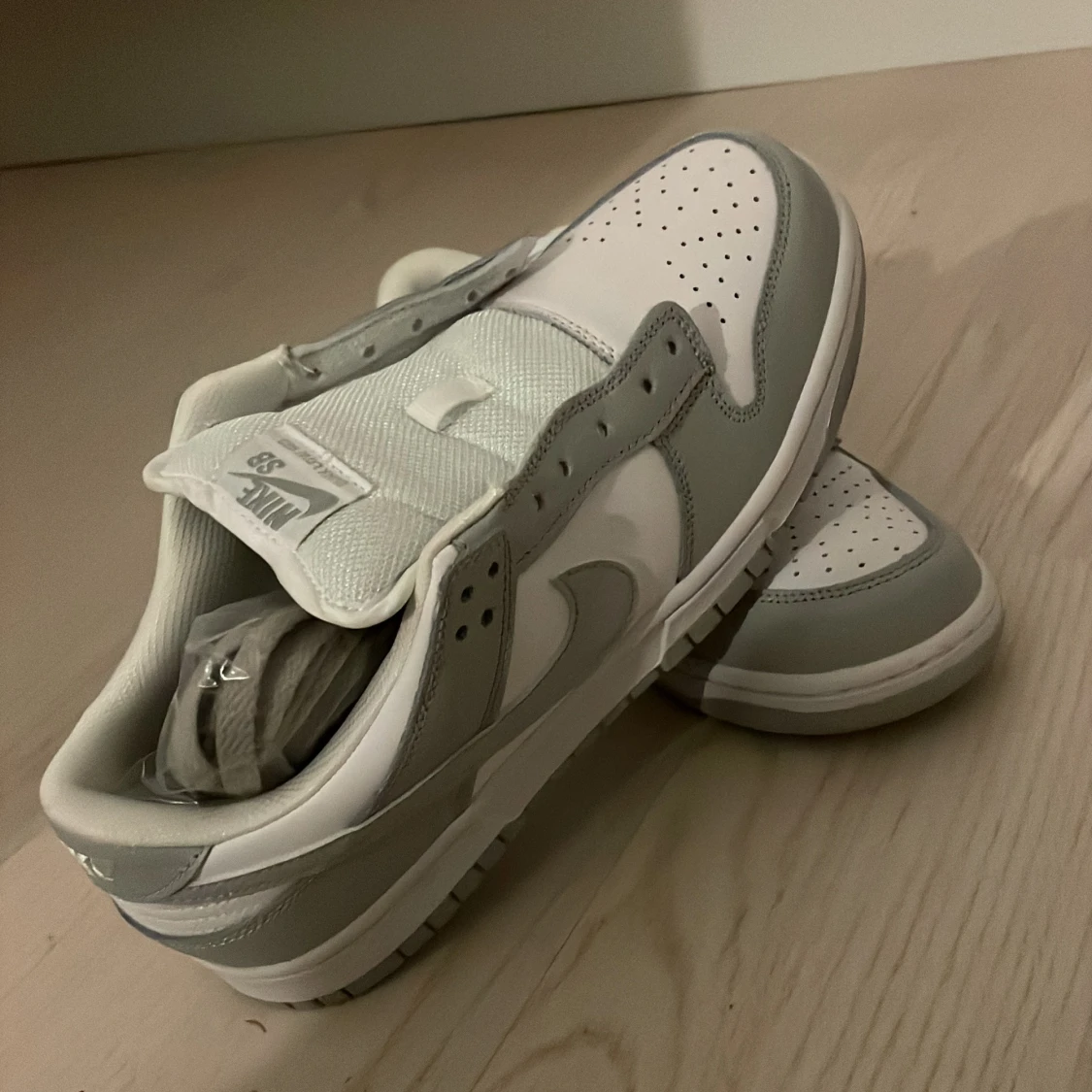 Nike Dunk Low i vitt och grått - 1