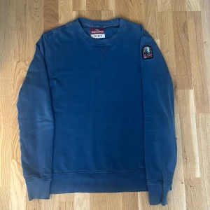 Parajumpers Tröja - Är i väldigt fint skick. Storlek L den passar även som M också . Inga hål eller skador. PM för mer detaljerade bilder. Inga fläckar eller defekter 
